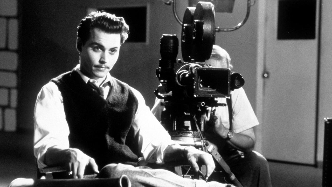 Johnny Depp, bekannt geworden durch seine Rolle als Gilbert Grape, spielt den talentlosen Filmemacher Ed Wood im gleichnamigen Streifen von Regisseur Tim Burton. Johnny Depp, bekannt geworden durch seine Rolle als Gilbert Grape, spielt den talentlosen Filmemacher Ed Wood im gleichnamigen Streifen von Regisseur Tim Burton.