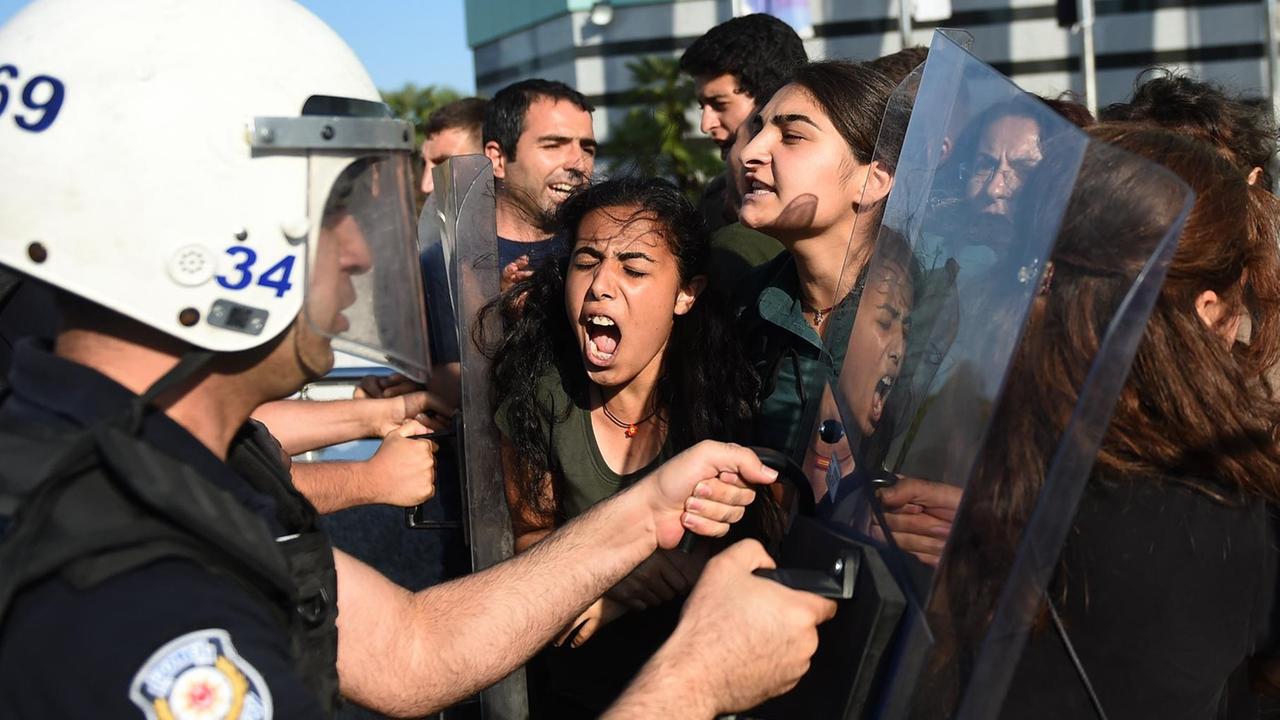 Demonstranten und die Polizei gerieten aneinander, hier am 21. Juli in Istanbul. Demonstranten und die Polizei gerieten aneinander, hier am 21. Juli in Istanbul.