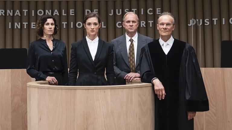 Die Schauspieler Nina Kunzendorf, Friederike Becht, Ulrich Tukur und Edgar Selge in Andres Veiels Gerichtsdrama "Ökozid". Die Schauspieler Nina Kunzendorf, Friederike Becht, Ulrich Tukur und Edgar Selge in Andres Veiels Gerichtsdrama "Ökozid".