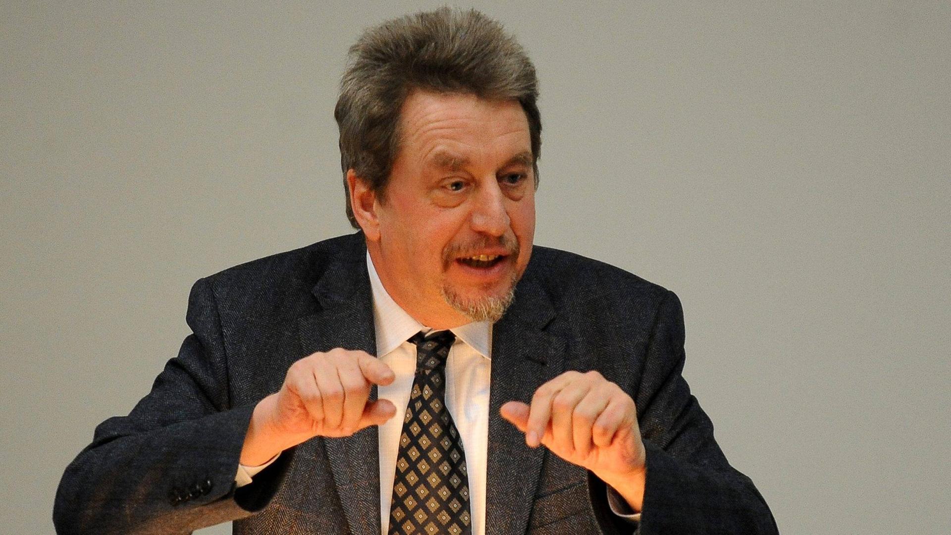 Der Sozialphilosoph Hans Joas steht an einem Pult und hält eine Rede. Der Sozialphilosoph Hans Joas steht an einem Pult und hält eine Rede.