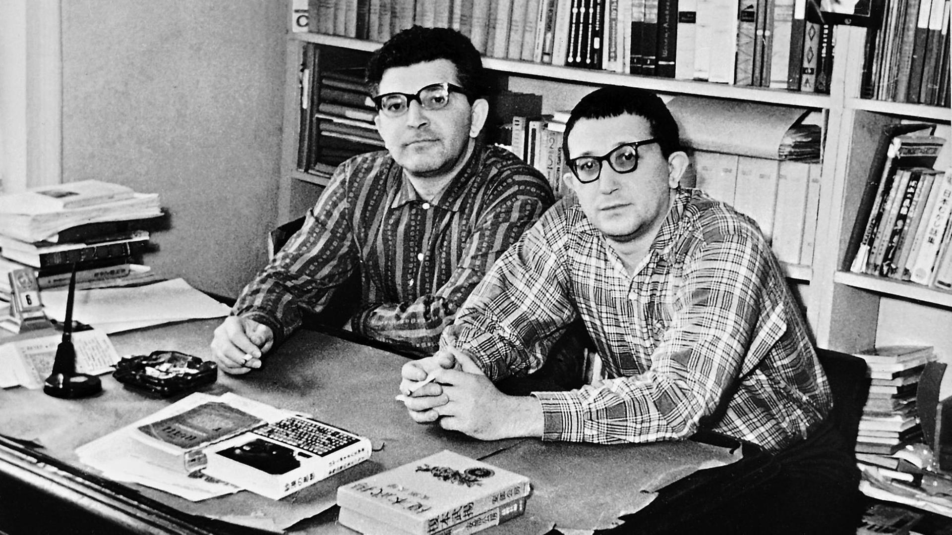 Die beiden russischen Schriftsteller, die Brüder Arkadi (l.) und Boris Strugatzki. Die beiden russischen Schriftsteller, die Brüder Arkadi (l.) und Boris Strugatzki.