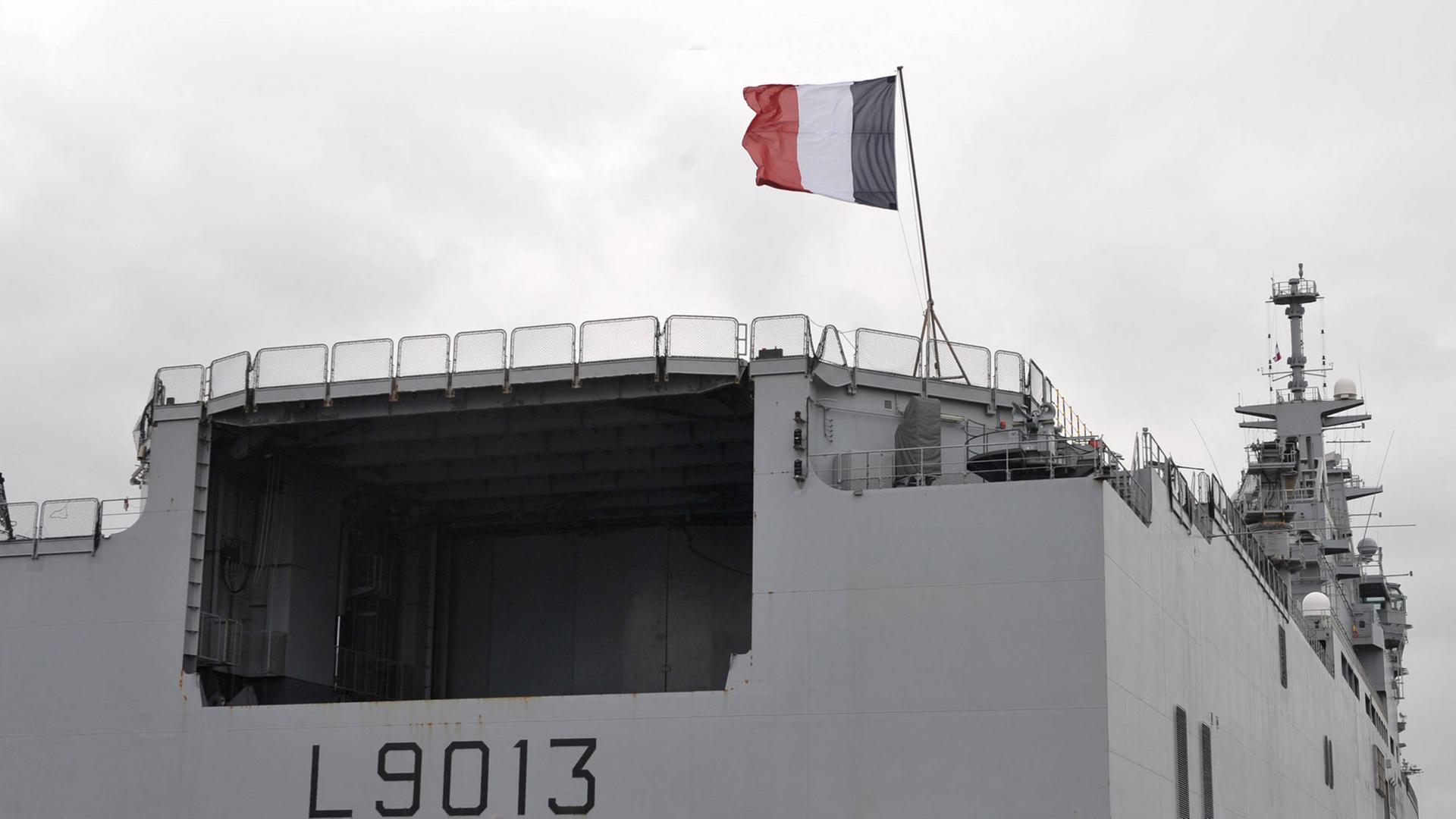 Besucher blicken am Sonntag (11.04.2010) auf den französischen Hubschrauberträger "Mistral", der am Pier im Marinehafen von Wilhelmshaven liegt. Das Schiff nimmt teil am NATO-Manöver "Brilliant Mariner" 2010 auf der Nord- und Ostsee. Die Einheiten laufen am Montag (12.04.) aus. Besucher blicken am Sonntag (11.04.2010) auf den französischen Hubschrauberträger "Mistral", der am Pier im Marinehafen von Wilhelmshaven liegt. Das Schiff nimmt teil am NATO-Manöver "Brilliant Mariner" 2010 auf der Nord- und Ostsee. Die Einheiten laufen am Montag (12.04.) aus.