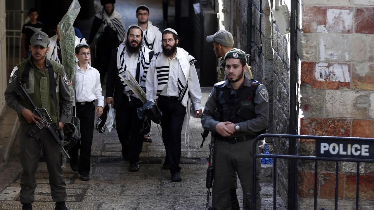 Israelische Polizisten sichern die Straßen der Altstadt Jerusalems. Israelische Polizisten sichern die Straßen der Altstadt Jerusalems.
