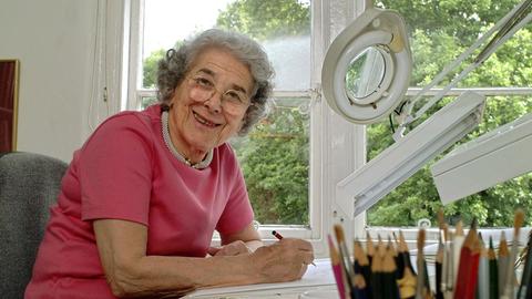 Die Schriftstellerin und Zeichnerin Judith Kerr sitzt am 23.5.2003 am Schreibtisch ihres Londoner Büros. Am 14. Juni 2003 feierte die Bestseller-Autorin ihren 80. Geburtstag. Als Neunjährige hörte sie erstmals von Konzentrationslagern.