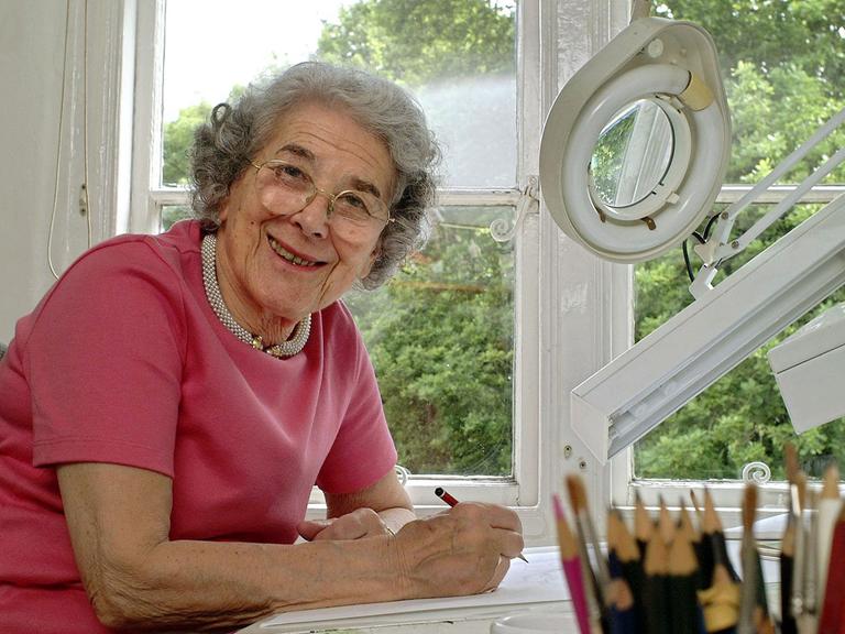 Die Schriftstellerin und Zeichnerin Judith Kerr sitzt am 23.5.2003 am Schreibtisch ihres Londoner Büros. Am 14. Juni 2003 feierte die Bestseller-Autorin ihren 80. Geburtstag. Als Neunjährige hörte sie erstmals von Konzentrationslagern.