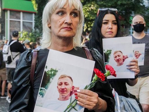 Aktivistinnen und Aktivisten in Kiew (Ukraine) halten zum Gedenken Porträts des belarussischen Oppositionellen Witali Schischow in der Hand. Er wurde erhängt in einem Park gefunden, nicht weit von seinem Zuhause entfernt.