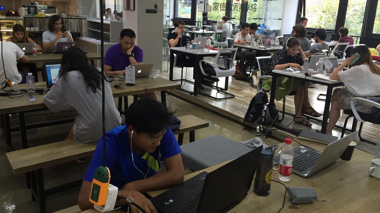 Menschen sitzen im Co-Working-Büro "Sandbox" in Shanghai Menschen sitzen im Co-Working-Büro "Sandbox" in Shanghai