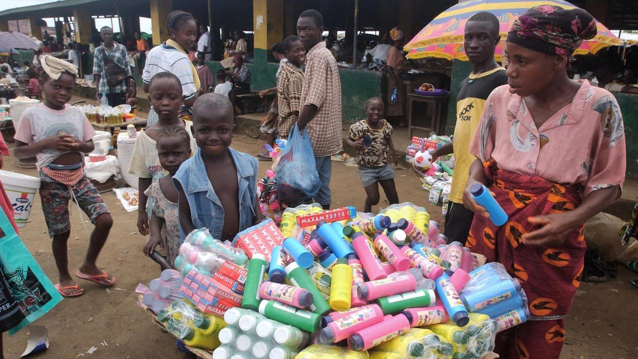 Monrovia (Liberia): Reges Treiben herrscht auf dem Redlight Market in Paynesville City, einem Vorort der liberianischen Hauptstadt Monrovia Monrovia (Liberia): Reges Treiben herrscht auf dem Redlight Market in Paynesville City, einem Vorort der liberianischen Hauptstadt Monrovia