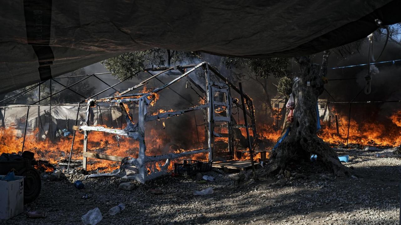 Nur ein Gerüst, einer sonst komplett ausgebrannten Unterkunft, ist neben den Flammen am Boden zu sehen. Nur ein Gerüst, einer sonst komplett ausgebrannten Unterkunft, ist neben den Flammen am Boden zu sehen.