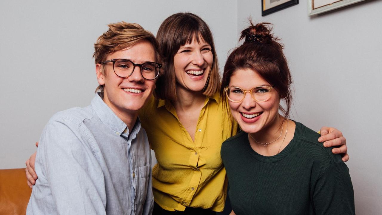 Das Moderationsteam der News-WG Max Osenstätter, Sophie von der Tann und Helene Reiner (von links nach rechts) Das Moderationsteam der News-WG Max Osenstätter, Sophie von der Tann und Helene Reiner (von links nach rechts)