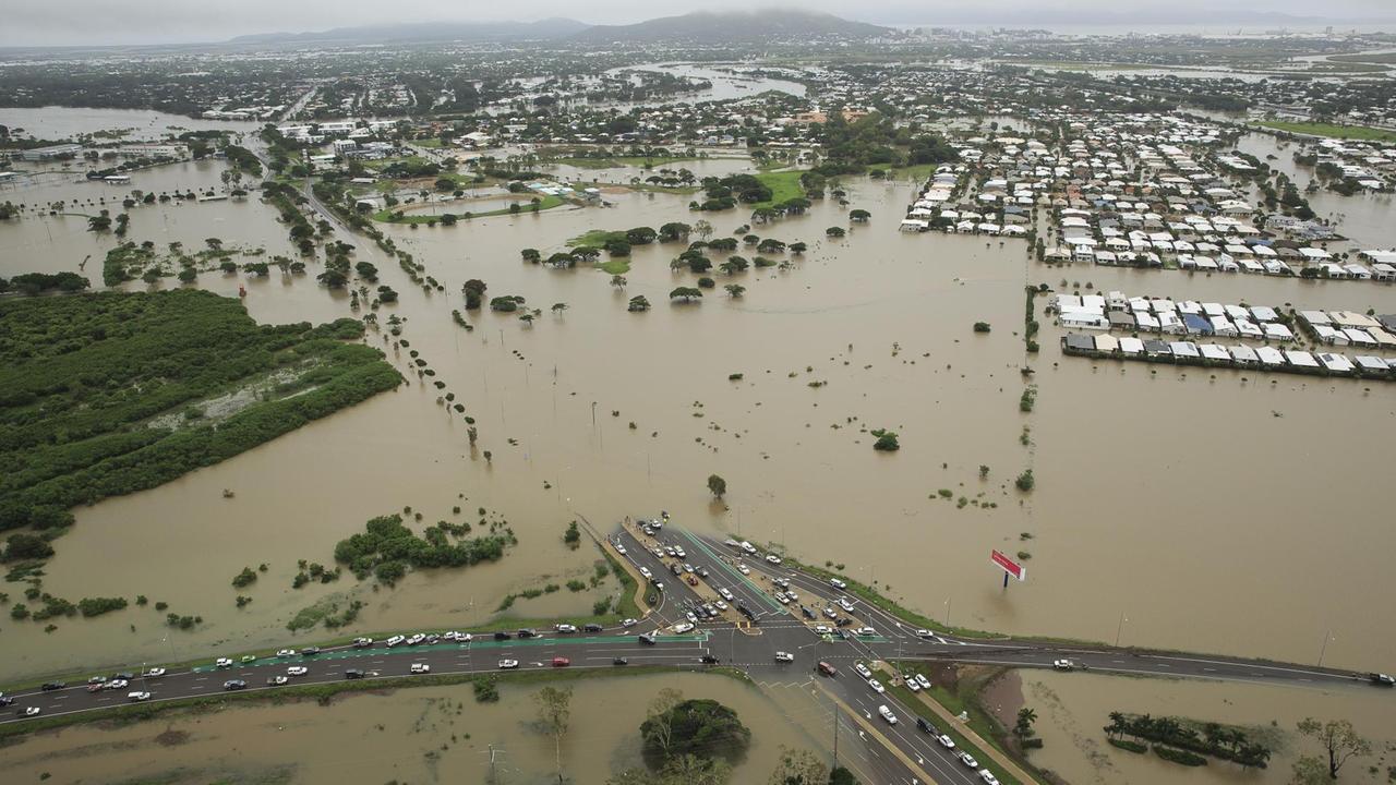 Februar 2019: die Straßen und Felder um die Stadt Townsville im Nordosten Australiens sind nach starken Regenfällen überschwemmt. Februar 2019: die Straßen und Felder um die Stadt Townsville im Nordosten Australiens sind nach starken Regenfällen überschwemmt.