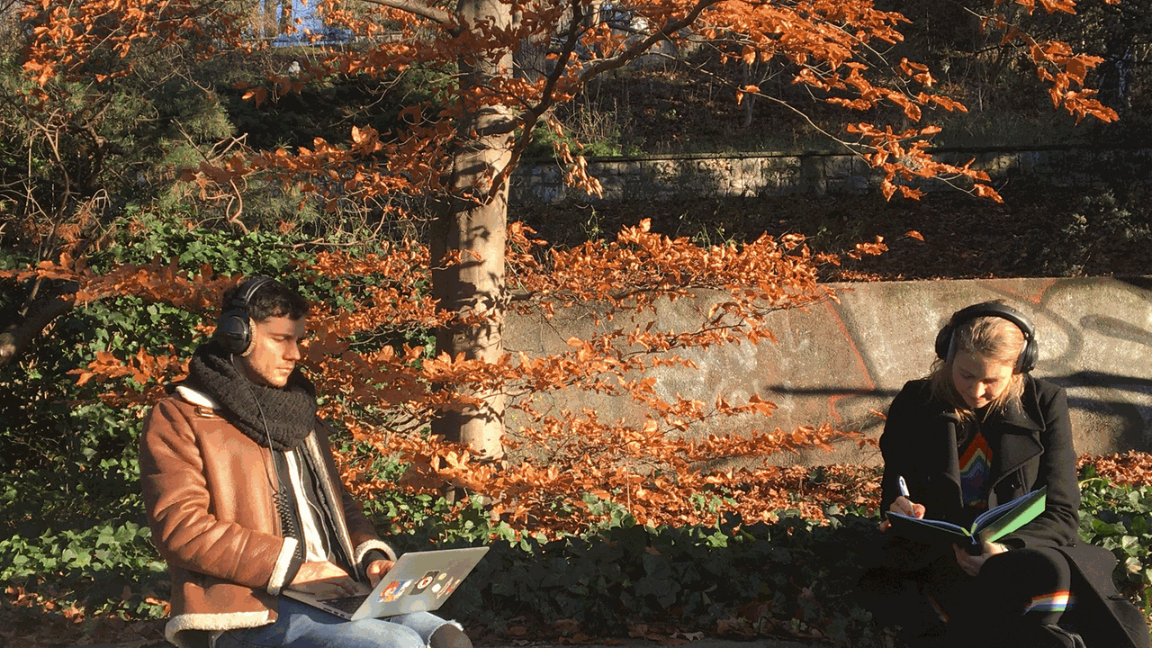 Hörspielproduktion unter Corona-Bedingungen: Komponist Philipp Thimm mit Regisseurin Judith Lorentz im Berliner Volkspark Friedrichshain. Hörspielproduktion unter Corona-Bedingungen: Komponist Philipp Thimm mit Regisseurin Judith Lorentz im Berliner Volkspark Friedrichshain.