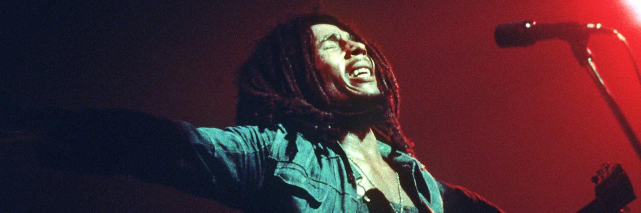 Der jamaikanische Reggae-Musiker Bob Marley während eines Konzertes. 