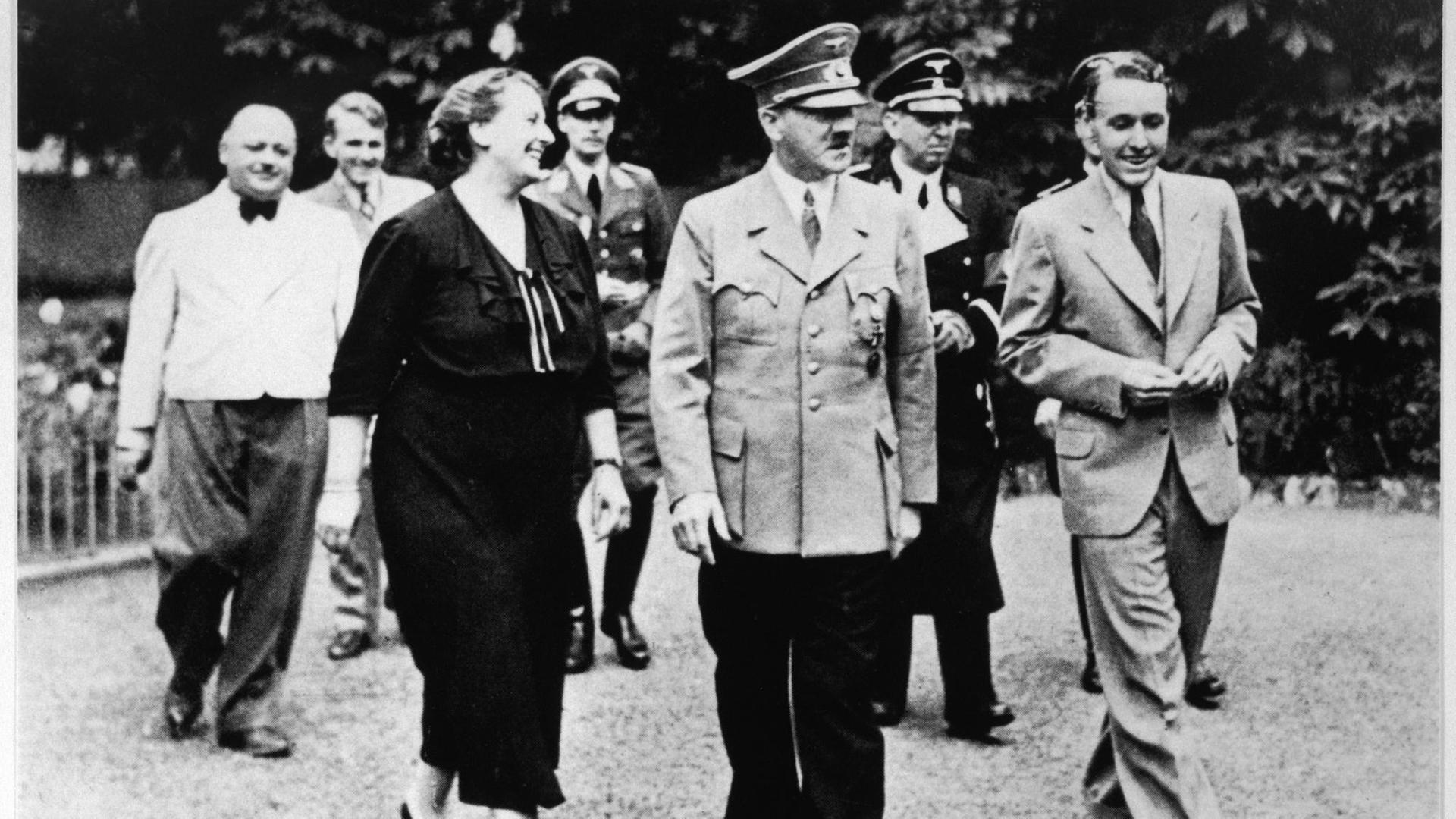 Adolf Hitler mit Winifreg Wagner sowie Wieland (rechts) und Wolfgang Wagner (links) im Juli 1938