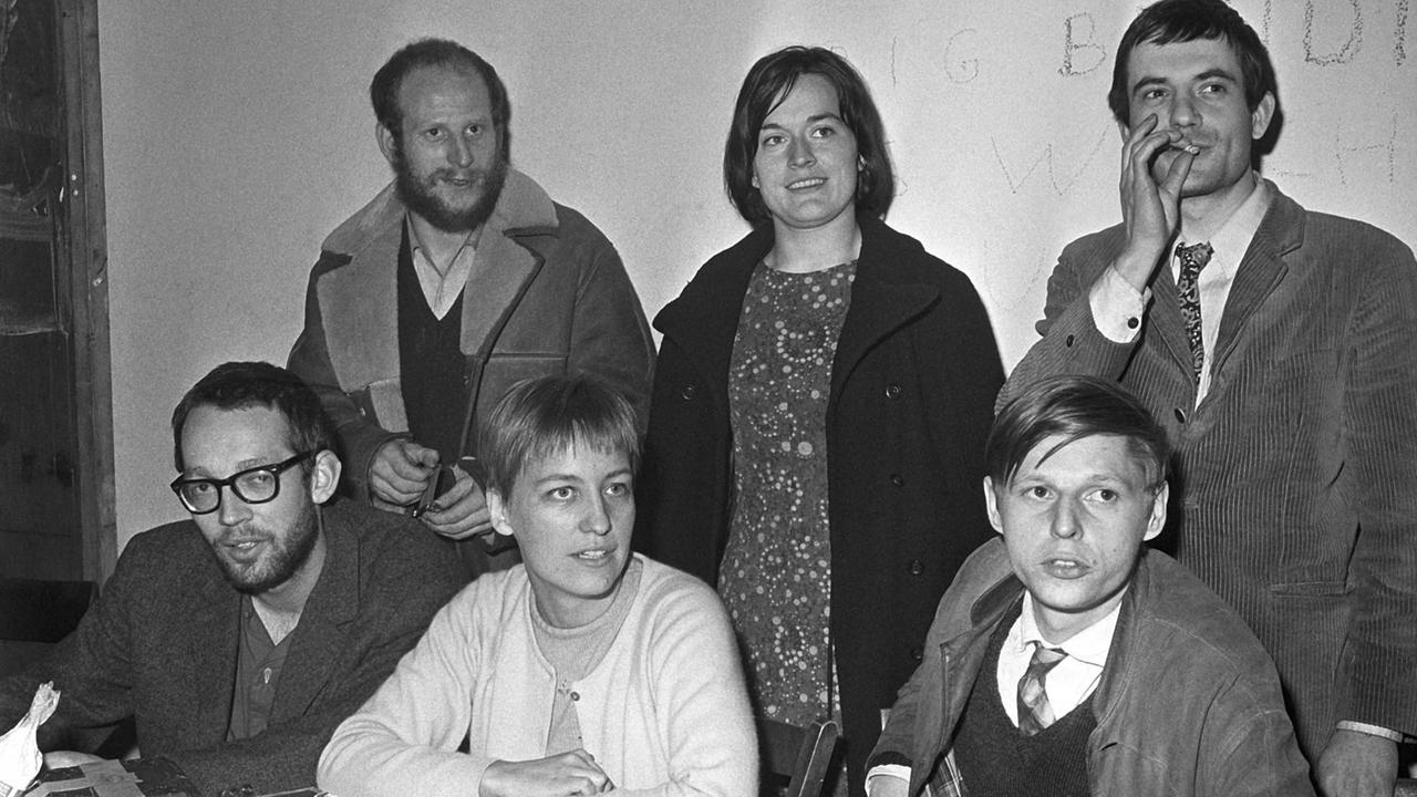 Sitzend (l-r): Fritz Teufel, Dagmar Seehuber, Ulrich Enzensberger und dahinter (l-r) Dieter Kunzelmann, Dorothea Ridder und Hans-Joachim Hameister. Während einer Pressekonferenz am 07.04.1967 in Berlin bestritt die Studentengruppe, die vorübergehend unter dem Verdacht eines geplanten Anschlags gegen den US-Vizepräsidenten Humphrey festgenommen worden war, die ernste Absicht. Es sei lediglich geplant gewesen, die polizeiliche Absperrkette zu durchbrechen um "an Humphrey heranzukommen" und diesen mit Wurfgeschossen in Form von Buttercremetorte, Mehltüten, Pudding und Joghurt zu bewerfen. Sitzend (l-r): Fritz Teufel, Dagmar Seehuber, Ulrich Enzensberger und dahinter (l-r) Dieter Kunzelmann, Dorothea Ridder und Hans-Joachim Hameister. Während einer Pressekonferenz am 07.04.1967 in Berlin bestritt die Studentengruppe, die vorübergehend unter dem Verdacht eines geplanten Anschlags gegen den US-Vizepräsidenten Humphrey festgenommen worden war, die ernste Absicht. Es sei lediglich geplant gewesen, die polizeiliche Absperrkette zu durchbrechen um "an Humphrey heranzukommen" und diesen mit Wurfgeschossen in Form von Buttercremetorte, Mehltüten, Pudding und Joghurt zu bewerfen.