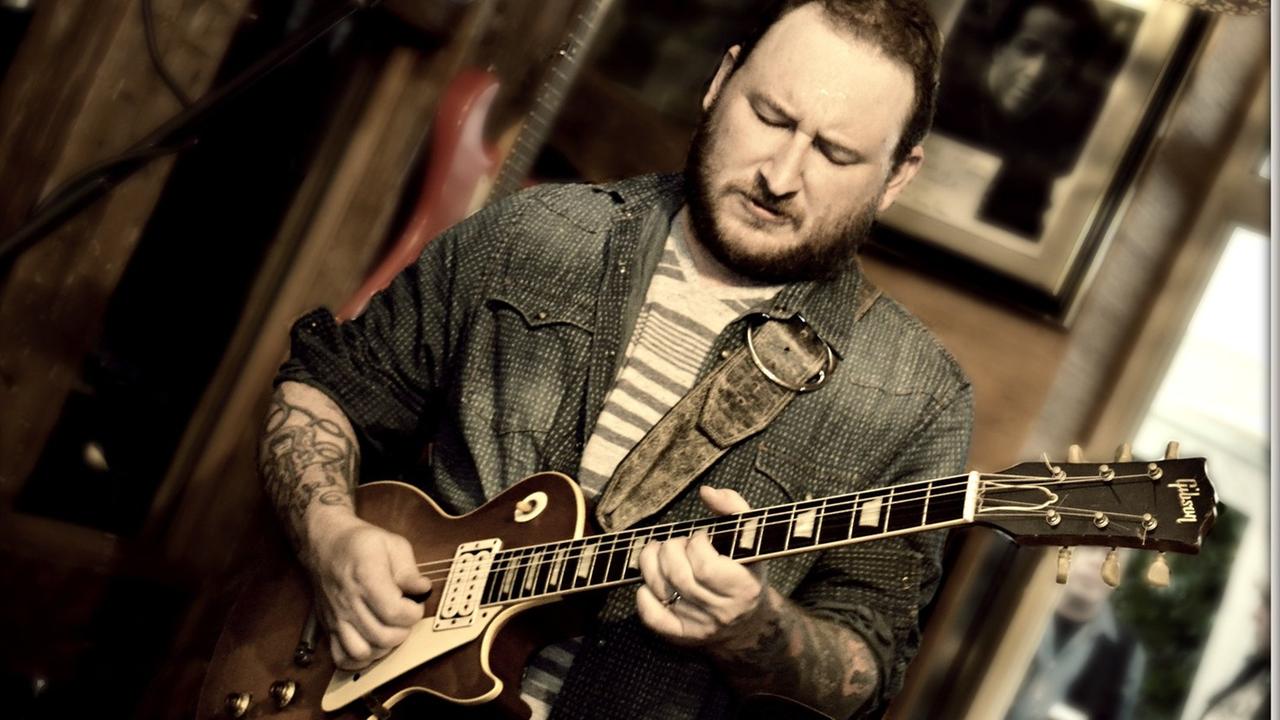 Ein Mann spielt elektrische Gitarre. Ein Mann spielt elektrische Gitarre.