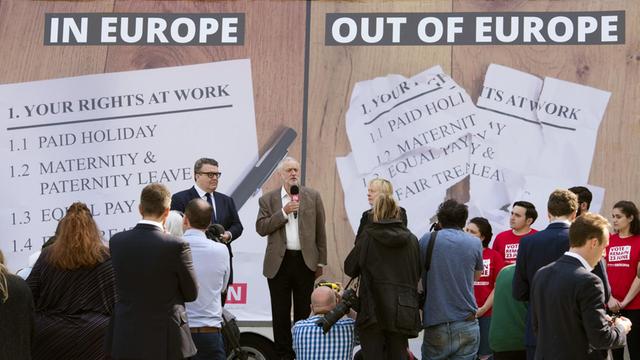 Der britische Politiker Jeremy Bernard Corbyn (Mitte), spricht im Zuge des Brexit Referendums auf einer Kundgebung in London.