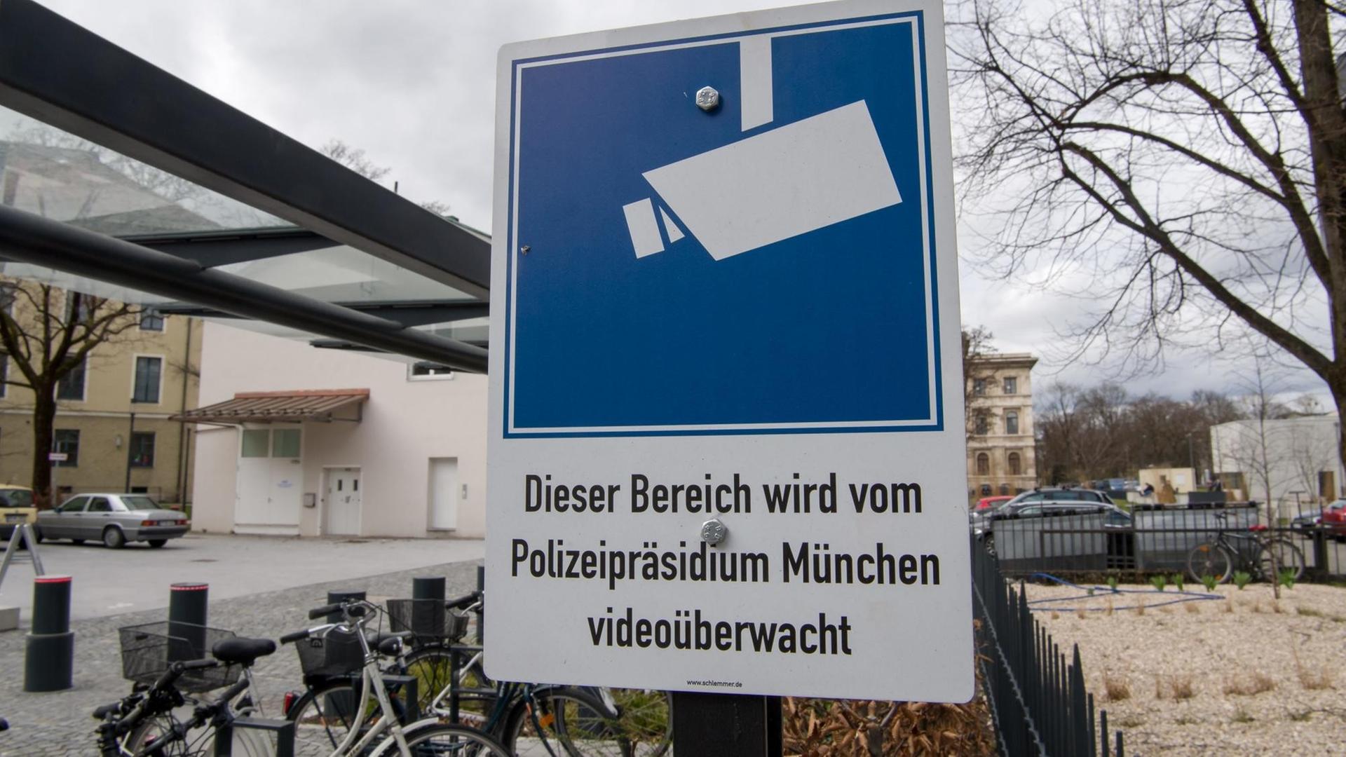 Ein Schild mit der Aufschrift "Dieser Bereich wird vom Polizeipräsidium München videoüberwacht" steht am 20.03.2017 in München (Bayern). Ein Schild mit der Aufschrift "Dieser Bereich wird vom Polizeipräsidium München videoüberwacht" steht am 20.03.2017 in München (Bayern).
