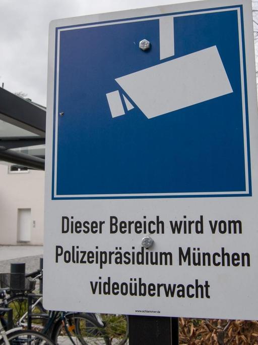 Ein Schild mit der Aufschrift "Dieser Bereich wird vom Polizeipräsidium München videoüberwacht" steht am 20.03.2017 in München (Bayern).
