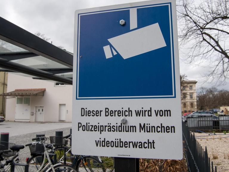 Ein Schild mit der Aufschrift "Dieser Bereich wird vom Polizeipräsidium München videoüberwacht" steht am 20.03.2017 in München (Bayern).