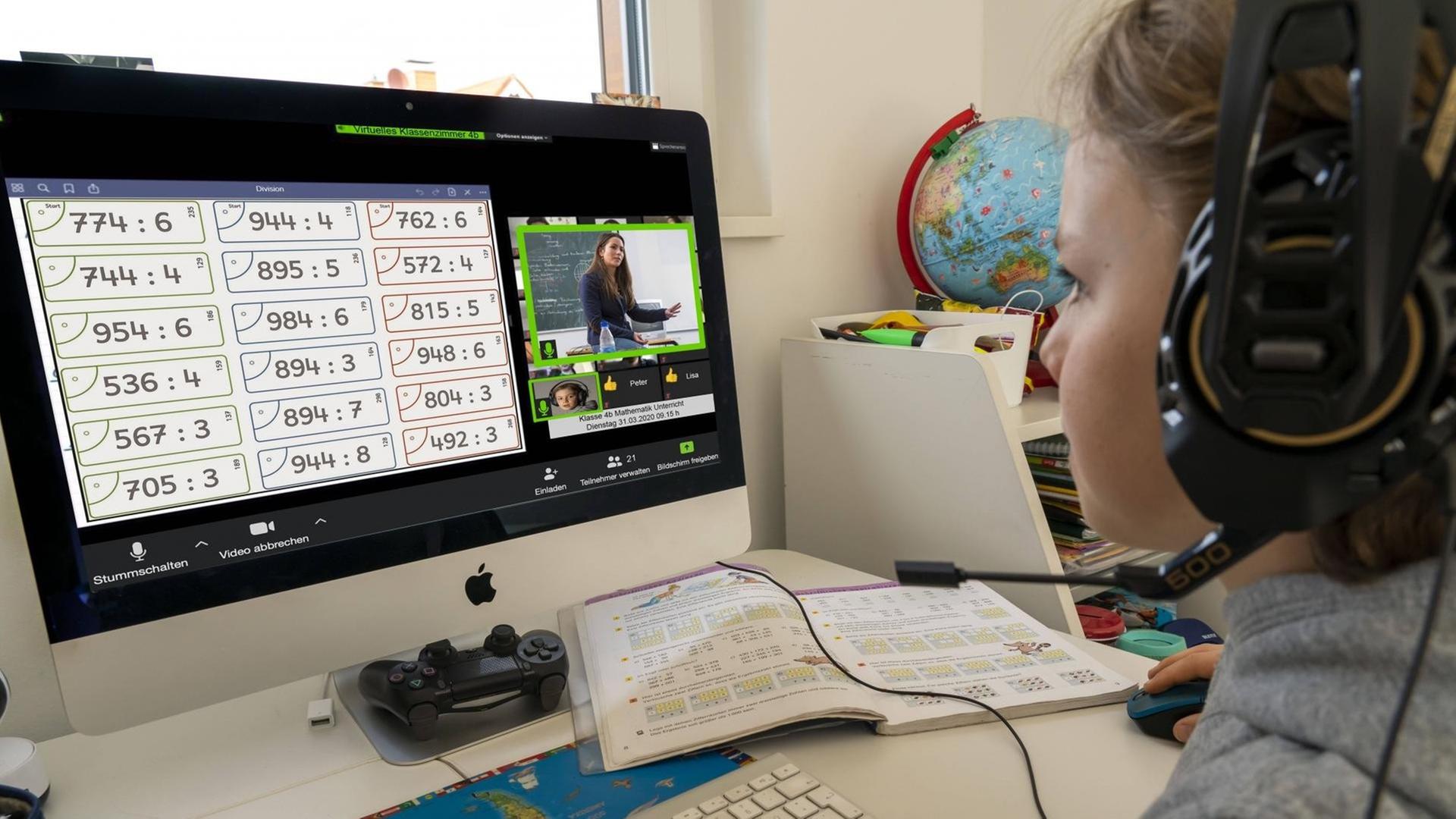 Ein Junge mit Kopfhörern sitzt beim Homeschooling vor einem Bildschirm. Ein Junge mit Kopfhörern sitzt beim Homeschooling vor einem Bildschirm.