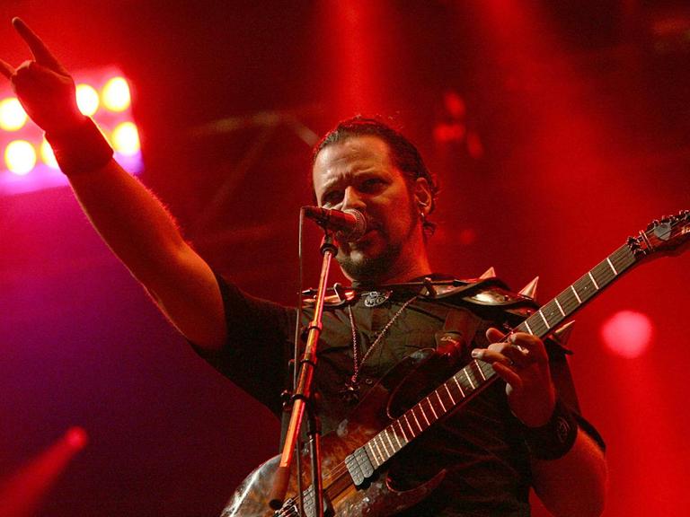 Ihsahn, Sänger und Gitarrist der Norwegischen Band Emperor auf der Bühne des Wacken Open Air Festivals 2006.