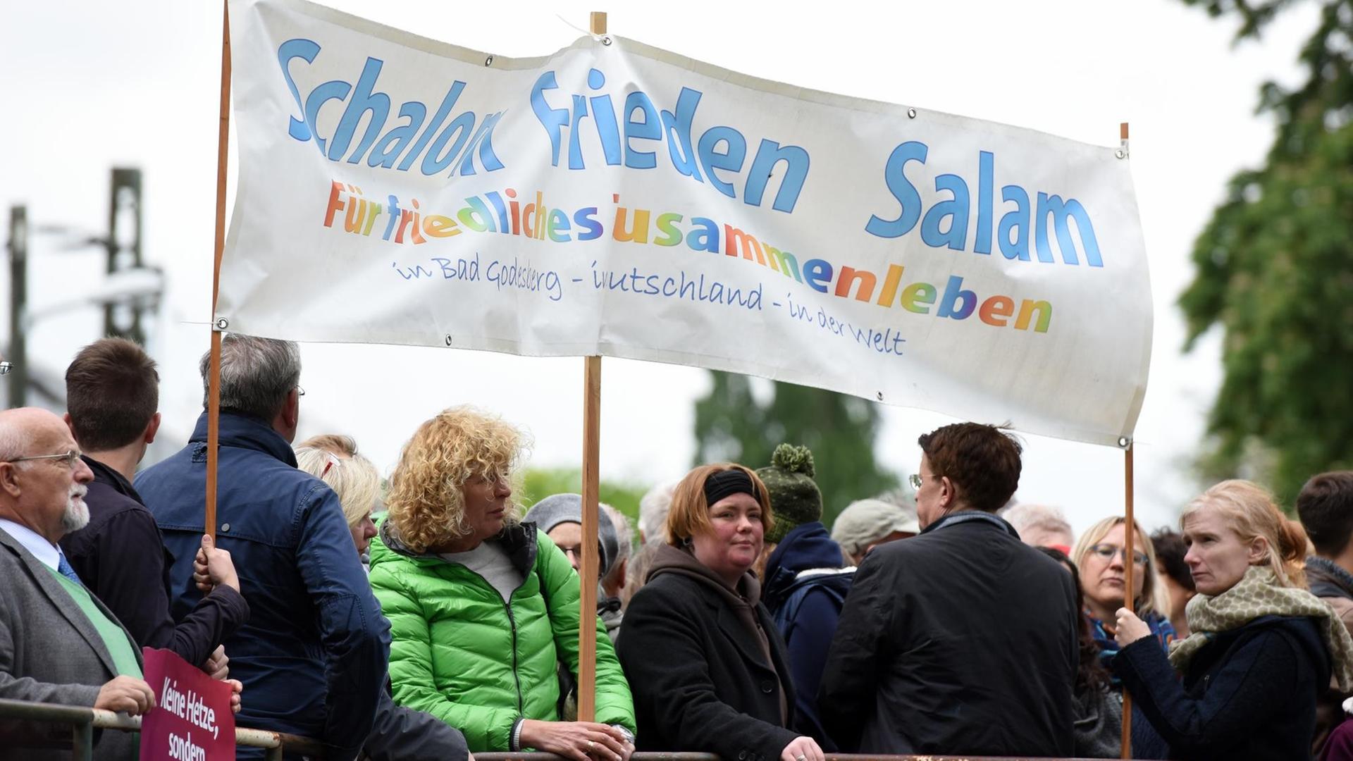 Demonstranten von "Bonn stellt sich quer" halten am 14.05.2016 in Bonn (Nordrhein-Westfalen) ein Banner mit dem Schriftzug "Schalom, Frieden, Salam". Demonstranten von "Bonn stellt sich quer" halten am 14.05.2016 in Bonn (Nordrhein-Westfalen) ein Banner mit dem Schriftzug "Schalom, Frieden, Salam".