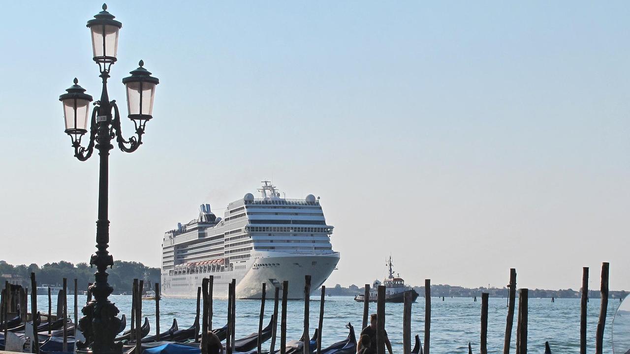 Das für mehr als 2.500 Passagiere ausgelegte Kreuzfahrtschiff MSC Magnifica befährt am 09.08.2015 den Canale di S. Marco in Richtung Stadthafen. Im Vordergrund Gondeln an der Riva degli Schiavoni. | Verwendung weltweit Das für mehr als 2.500 Passagiere ausgelegte Kreuzfahrtschiff MSC Magnifica befährt am 09.08.2015 den Canale di S. Marco in Richtung Stadthafen. Im Vordergrund Gondeln an der Riva degli Schiavoni. | Verwendung weltweit