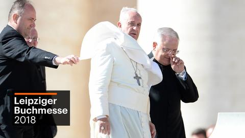Wind verfängt sich am 22.10.2014 auf dem Petersplatz in Rom in der Kleidung von Papst Franziskus.