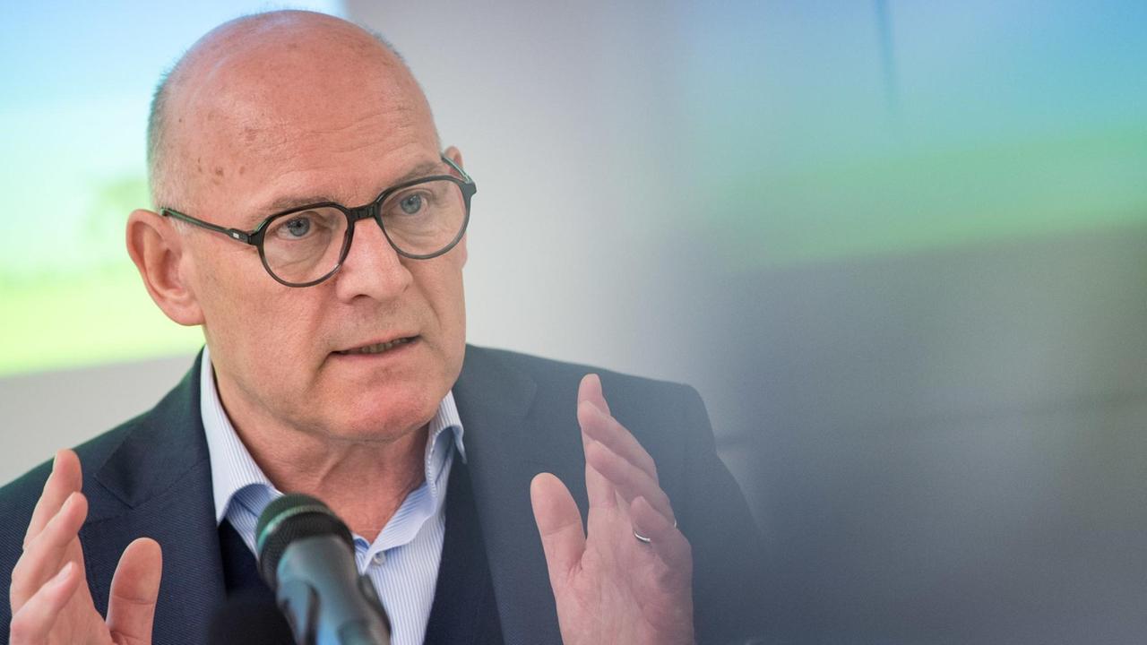 Winfried Hermann (Bündnis 90/Die Grünen), Verkehrsminister von Baden-Württemberg, spricht bei einer Pressekonferenz in ein Mikrofon und gestikuliert mit beiden Händen. Winfried Hermann (Bündnis 90/Die Grünen), Verkehrsminister von Baden-Württemberg, spricht bei einer Pressekonferenz in ein Mikrofon und gestikuliert mit beiden Händen.