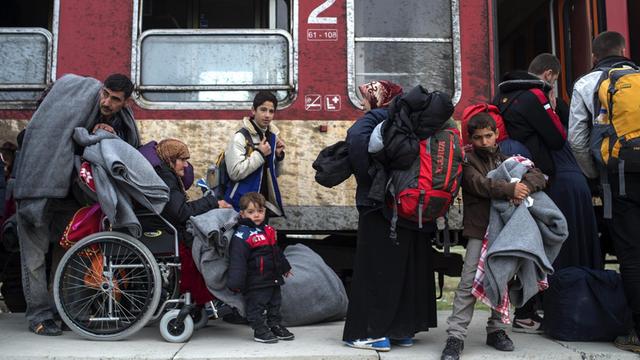 Flüchtlinge versuchen, in Mazedonien einen Zug Richtung Serbien zu nehmen.