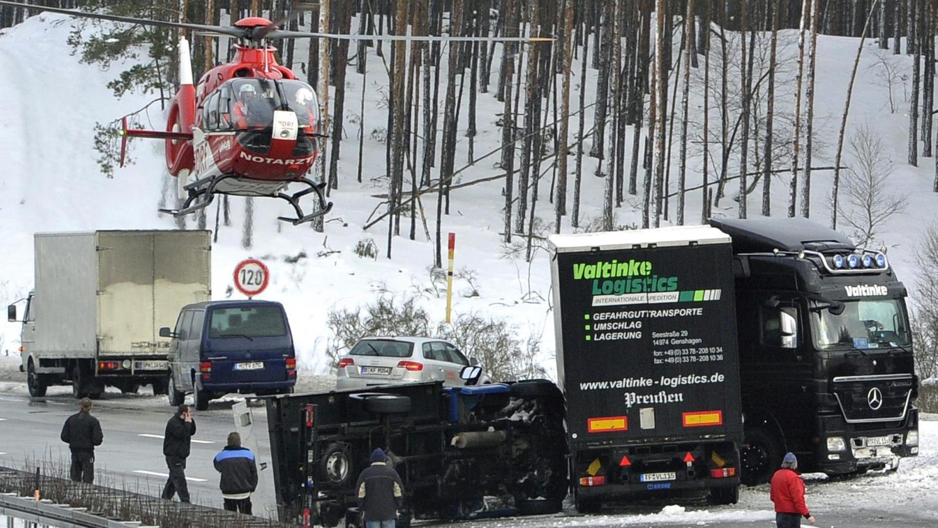 Ein Notarzt-Rettungshubschrauber landet am 28.01.2010 auf der A 10 am Dreieck Spreeau in der Nähe eines umgekippten Kleintransporters. Ein Notarzt-Rettungshubschrauber landet am 28.01.2010 auf der A 10 am Dreieck Spreeau in der Nähe eines umgekippten Kleintransporters.