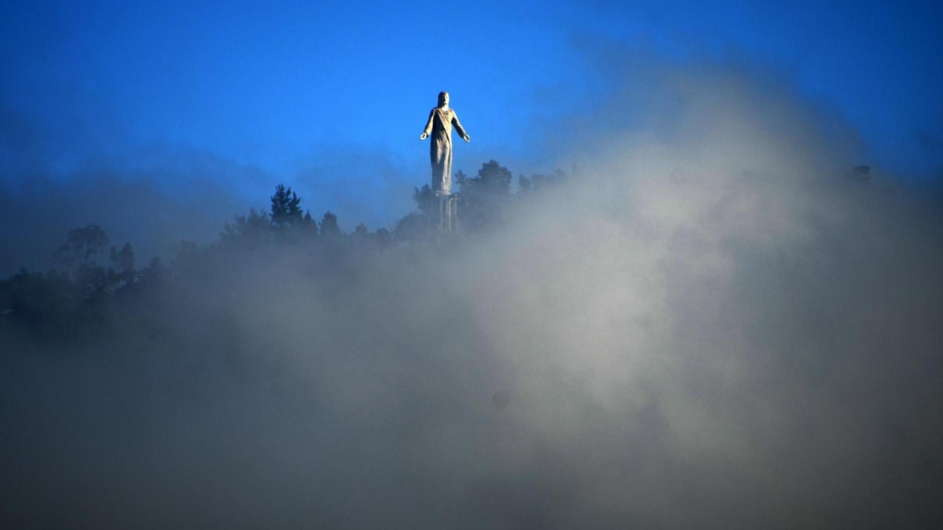 Eine Jesus-Statue in der honduranischen Hauptstadt Tegucigalpa - davor dunkle Wollken