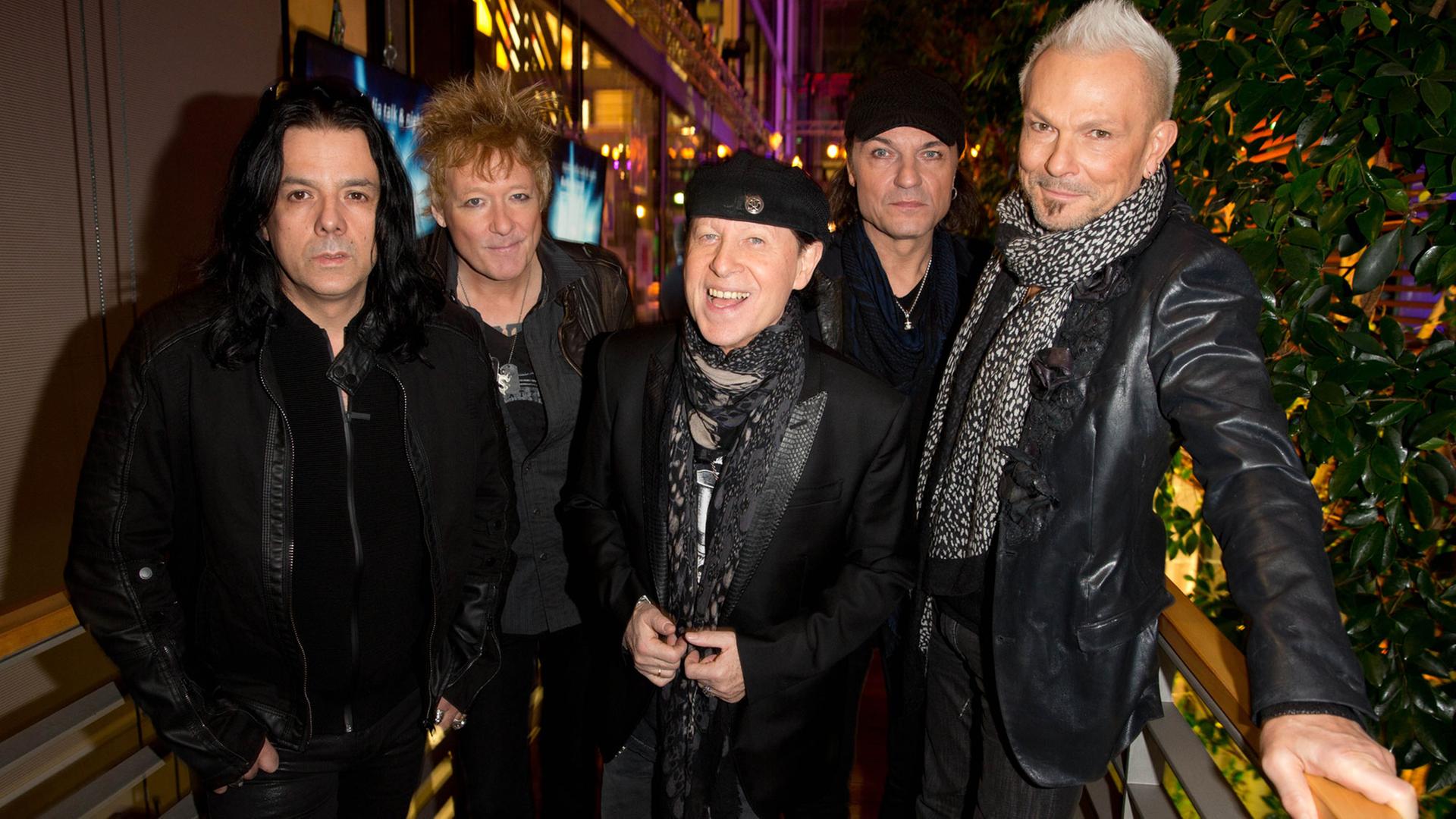 Die Band Scorpions, bestehend aus Pawel Maciwoda (l-r), James Kottak, Klaus Meine, Matthias Jabs und Rudolf Schenker, am 06.02.2015 in Berlin während der 65. Internationalen Filmfestspiele Die Band Scorpions, bestehend aus Pawel Maciwoda (l-r), James Kottak, Klaus Meine, Matthias Jabs und Rudolf Schenker, am 06.02.2015 in Berlin während der 65. Internationalen Filmfestspiele