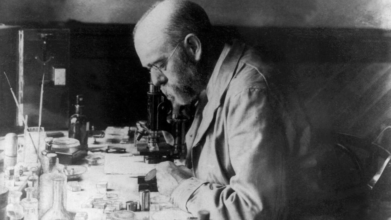 Der deutsche Arzt und Bakteriologe Robert Koch am Mikroskop in seinem Laboratorium in Kimberley, Südafrika. Der deutsche Arzt und Bakteriologe Robert Koch am Mikroskop in seinem Laboratorium in Kimberley, Südafrika.