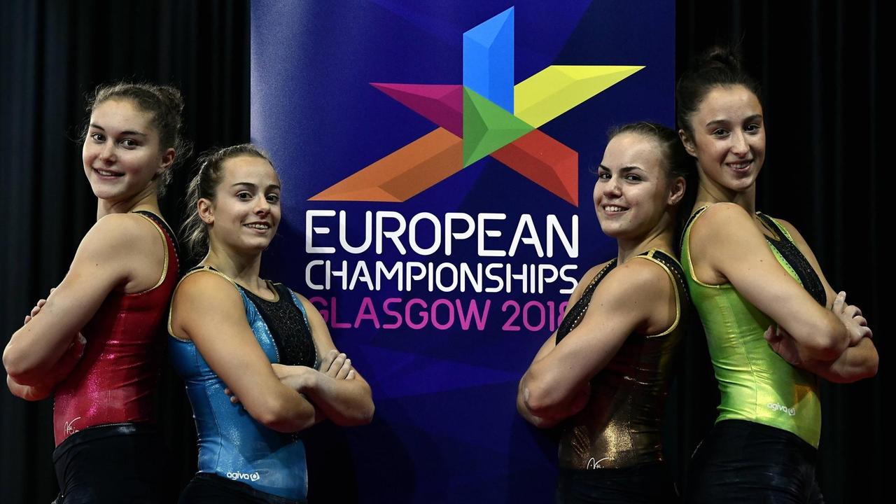 Die belgischen Turnerinnen Maellyse Brassart, Axelle Klinckaert, Senna Deriks und Nina Derwael stehen vor dem Logo der European Championships. Die belgischen Turnerinnen Maellyse Brassart, Axelle Klinckaert, Senna Deriks und Nina Derwael stehen vor dem Logo der European Championships.