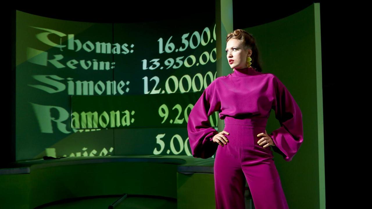 Die Schauspielerin Lea Annou Reiners vor einer Projektion mit verschiedenen deutschen Namen.