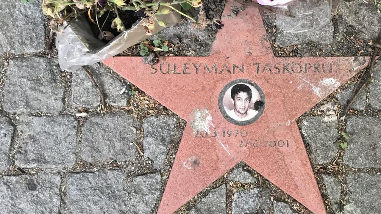 In der Hamburger Schützenstraße erinnert neben einem Gedenkstein auch ein Stern mit einem kleinen Porträtfoto an den Gemüsehändler Süleyman Tasköprü, der hier von den Rechtsterroristen des NSU erschossen wurde In der Hamburger Schützenstraße erinnert neben einem Gedenkstein auch ein Stern mit einem kleinen Porträtfoto an den Gemüsehändler Süleyman Tasköprü, der hier von den Rechtsterroristen des NSU erschossen wurde