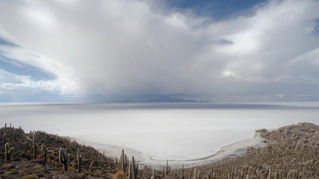 Blick auf den Salar de Uyuni in Bolivien, den größten Salzsee der Welt