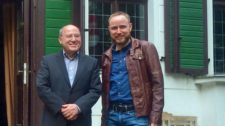 Gregor Gysi und Moderator Olaf Kosert vor dem Restaurant "Zur letzten Instanz". Gregor Gysi und Moderator Olaf Kosert vor dem Restaurant "Zur letzten Instanz".