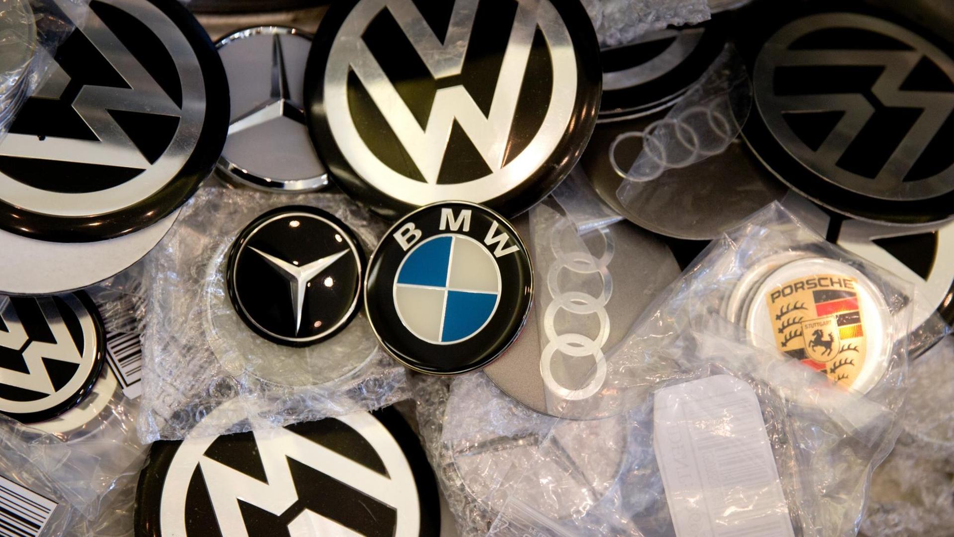 Gefälschte Fahrzeugembleme verschiedener deutscher Hersteller werden am 21.03.2014 in Berlin am Rande der Jahrespressekonferenz des Zolls präsentiert. Durch Zollkontrollen wurde im vergangenen Jahr ein Schaden von 777 Millionen Euro aufgedeckt. Foto: Kay Nietfeld/dpa | Gefälschte Fahrzeugembleme verschiedener deutscher Hersteller werden am 21.03.2014 in Berlin am Rande der Jahrespressekonferenz des Zolls präsentiert. Durch Zollkontrollen wurde im vergangenen Jahr ein Schaden von 777 Millionen Euro aufgedeckt. Foto: Kay Nietfeld/dpa |