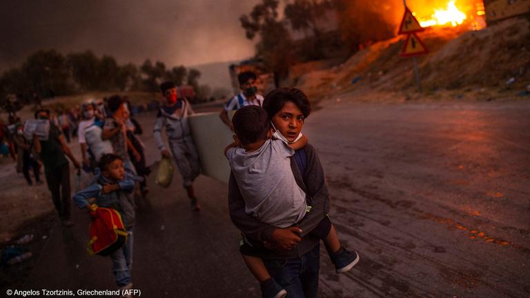 Das "Unicef-Foto des Jahres" 2020 zeigt Kinder, die aus dem brennenden Flüchtlingslager Moria auf der griechischen Insel Lesbos fliehen. 