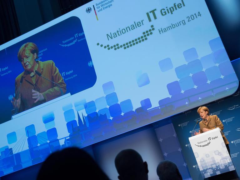 Bundeskanzlerin Angela Merkel (CDU) spricht am 21.10.2014 in Hamburg in der Handelskammer beim nationalen IT-Gipfel. Der Nationale IT-Gipfel ist eine Plattform für die Zusammenarbeit von Politik, Wirtschaft und Wissenschaft zur Stärkung des IT-Standortes Deutschland.