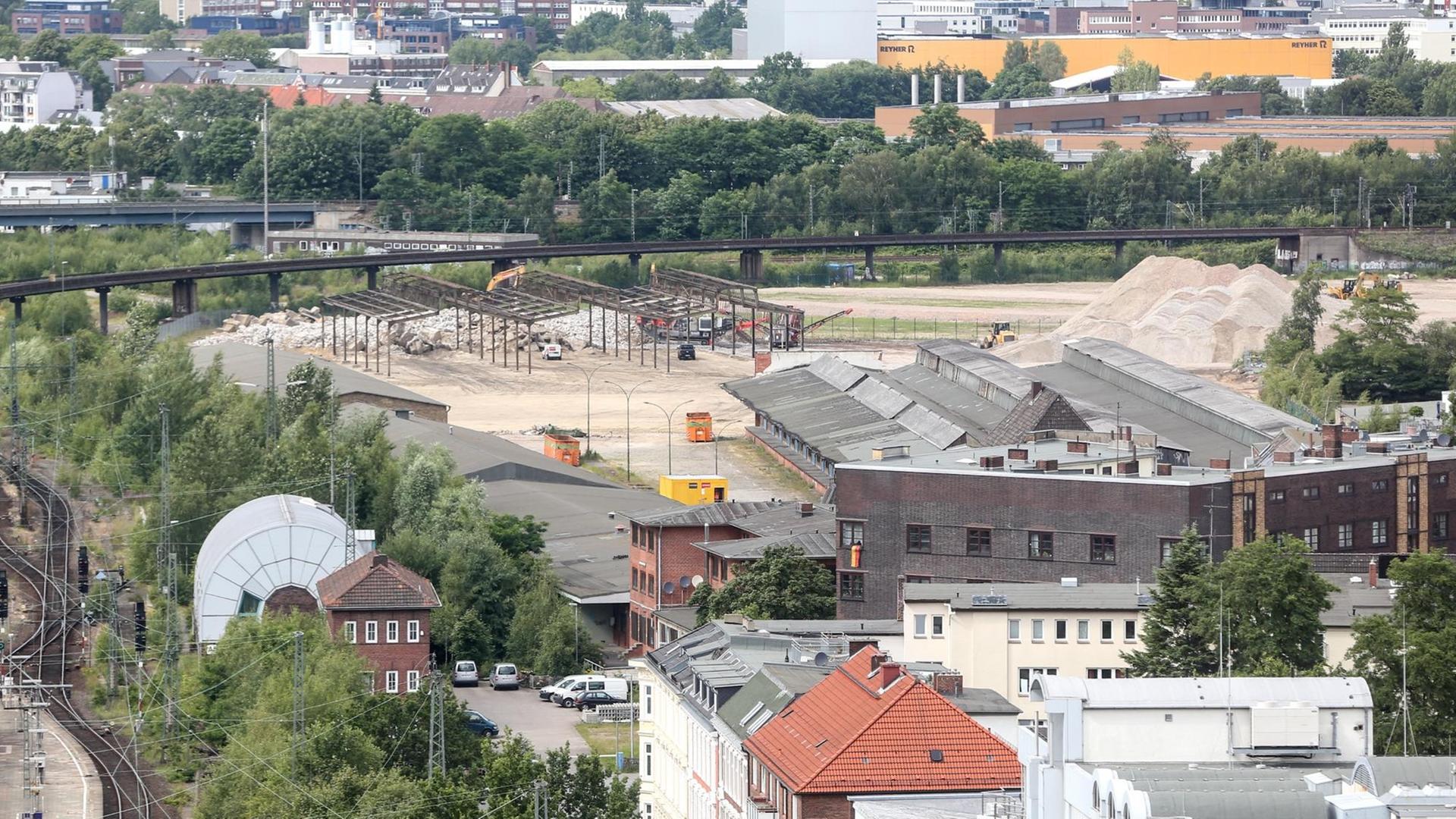 Eine Brachfläche in der Nähe des S-Bahnhofes Diebsteich in Hamburg. Die Deutsche Bahn verlegt den Fernbahnhof Hamburg-Altona und schafft so Platz für neuen Wohnraum. Eine Brachfläche in der Nähe des S-Bahnhofes Diebsteich in Hamburg. Die Deutsche Bahn verlegt den Fernbahnhof Hamburg-Altona und schafft so Platz für neuen Wohnraum.