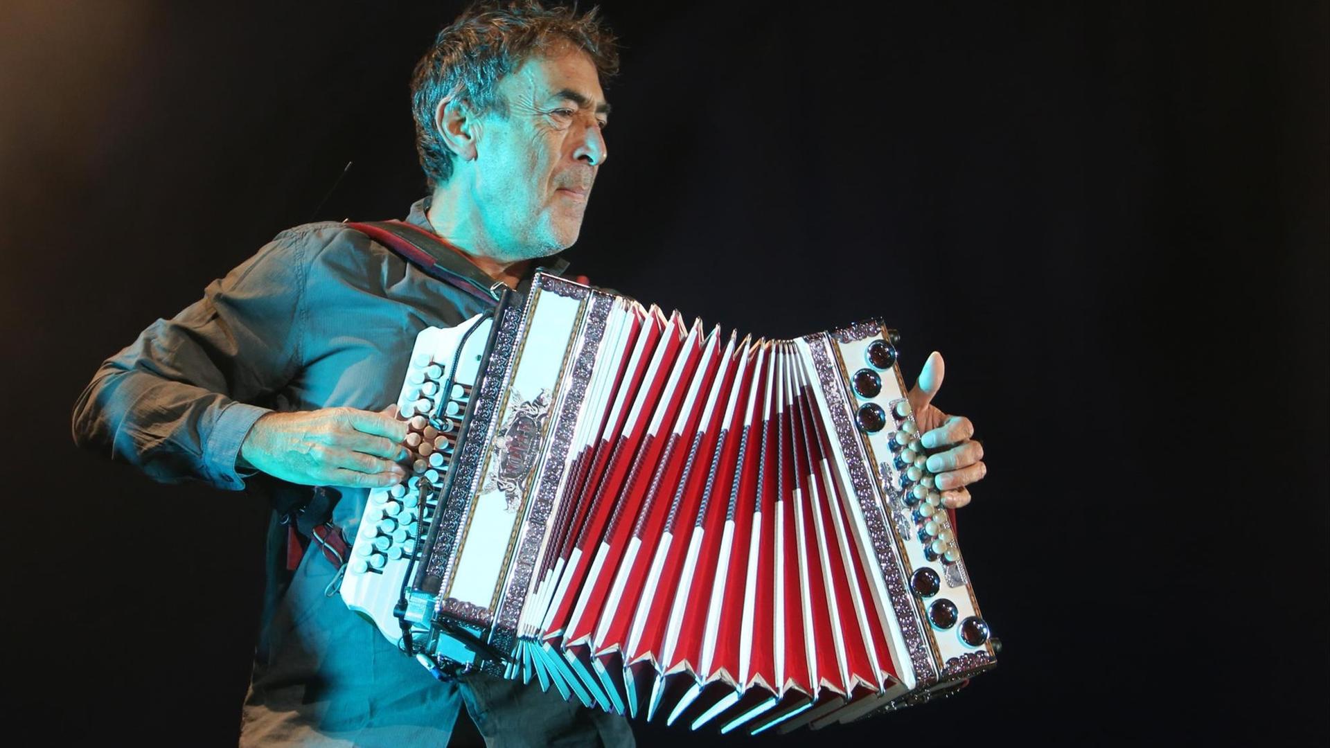 Hubert von Goisern mit seiner Ziehharmonika Hubert von Goisern mit seiner Ziehharmonika