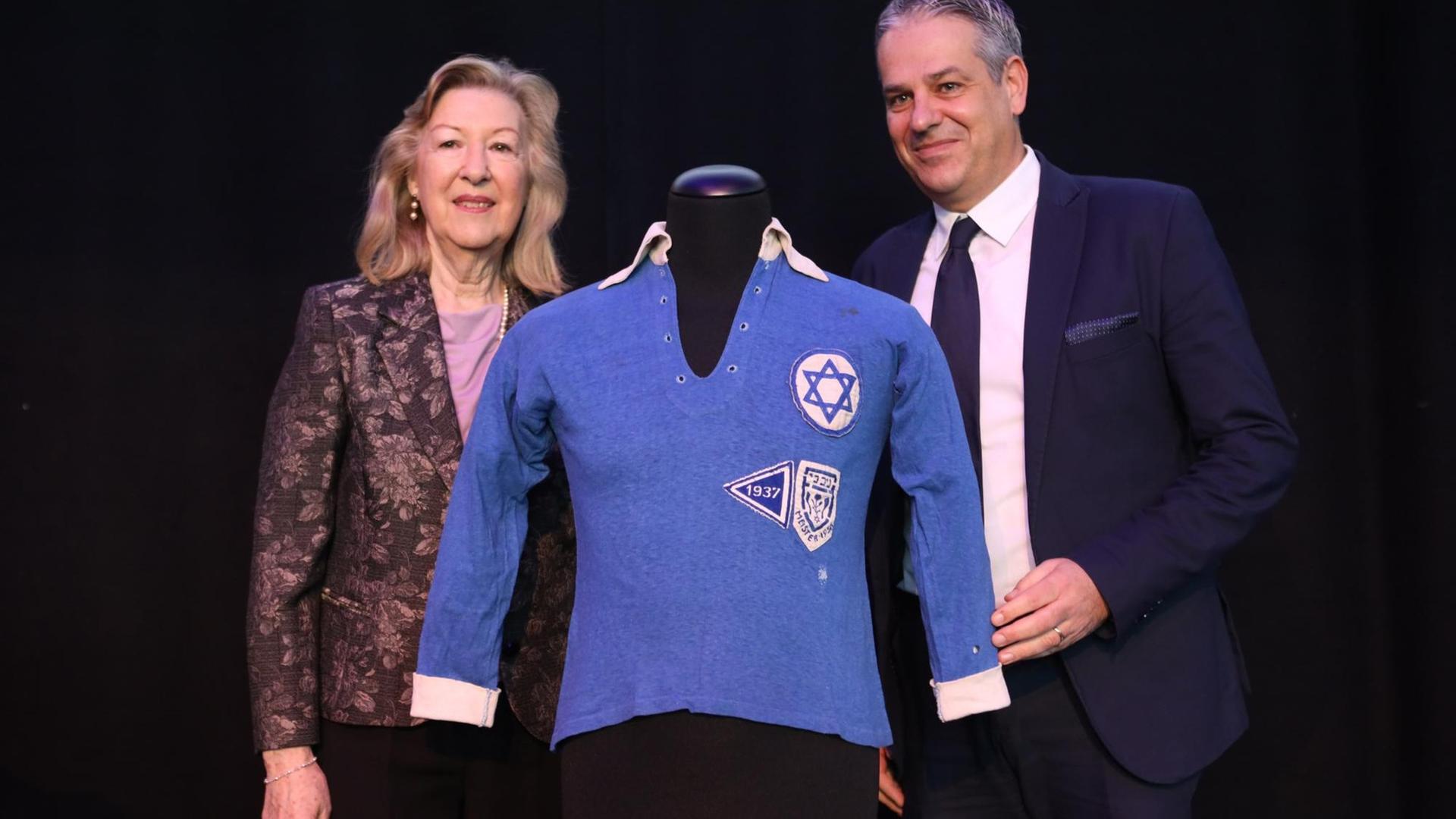 Susana Baron, Tochter von Max Girgulski, und Manuel Neukirchner, Direktor des Deutschen Fußballmuseums, bei der Trikotübergabe. Susana Baron, Tochter von Max Girgulski, und Manuel Neukirchner, Direktor des Deutschen Fußballmuseums, bei der Trikotübergabe.