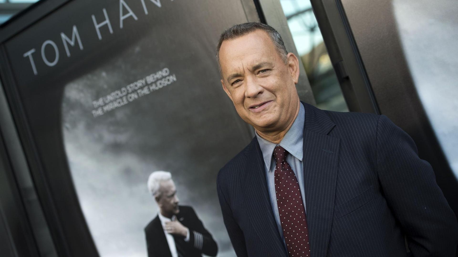 Der US-amerikanische Schauspieler Tom Hanks bei der Premiere des Films "Sully" am 8. September 2016 in West Hollywood, Kalifornien. Der US-amerikanische Schauspieler Tom Hanks bei der Premiere des Films "Sully" am 8. September 2016 in West Hollywood, Kalifornien.