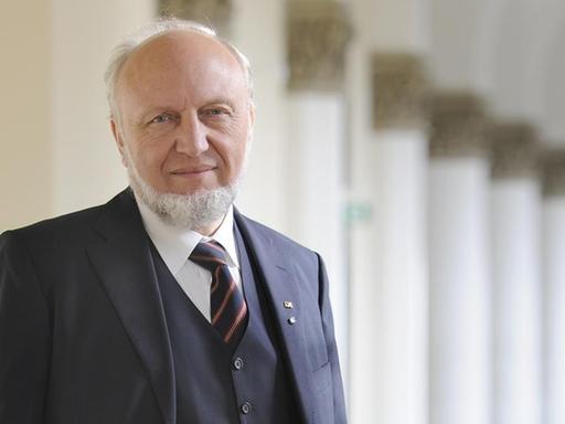 Prof. Dr. Dr. h.c. mult. Hans-Werner Sinn, ehemaliger Präsident des ifo Instituts, im eleganten Anzug in der Ludwig Maximilian Universität in München.