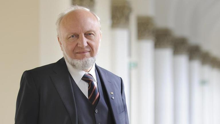 Prof. Dr. Dr. h.c. mult. Hans-Werner Sinn, ehemaliger Präsident des ifo Instituts, im eleganten Anzug in der Ludwig Maximilian Universität in München.