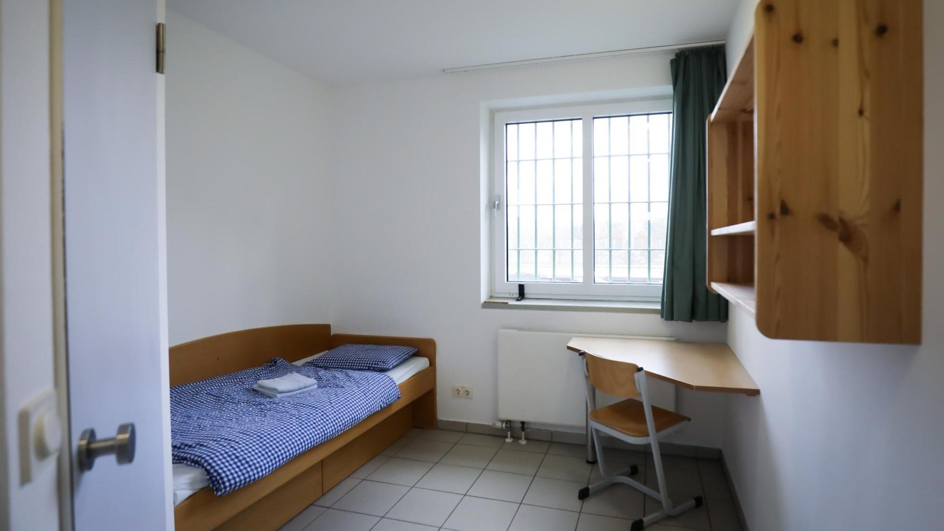 Blick in eins der sechs Zimmer, in denen hartnäckige Quarantäne-Verweigerer künftig untergebracht werden können. Blick in eins der sechs Zimmer, in denen hartnäckige Quarantäne-Verweigerer künftig untergebracht werden können.